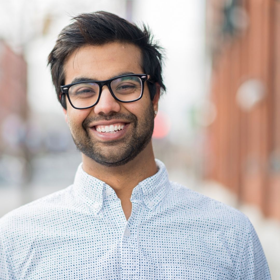 Glücklicher junger Mann