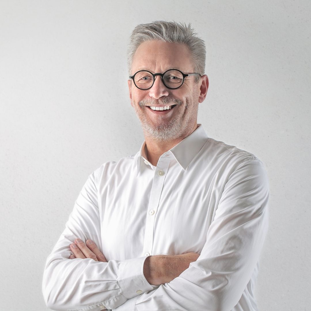 Zufriedener lächelnder Mann