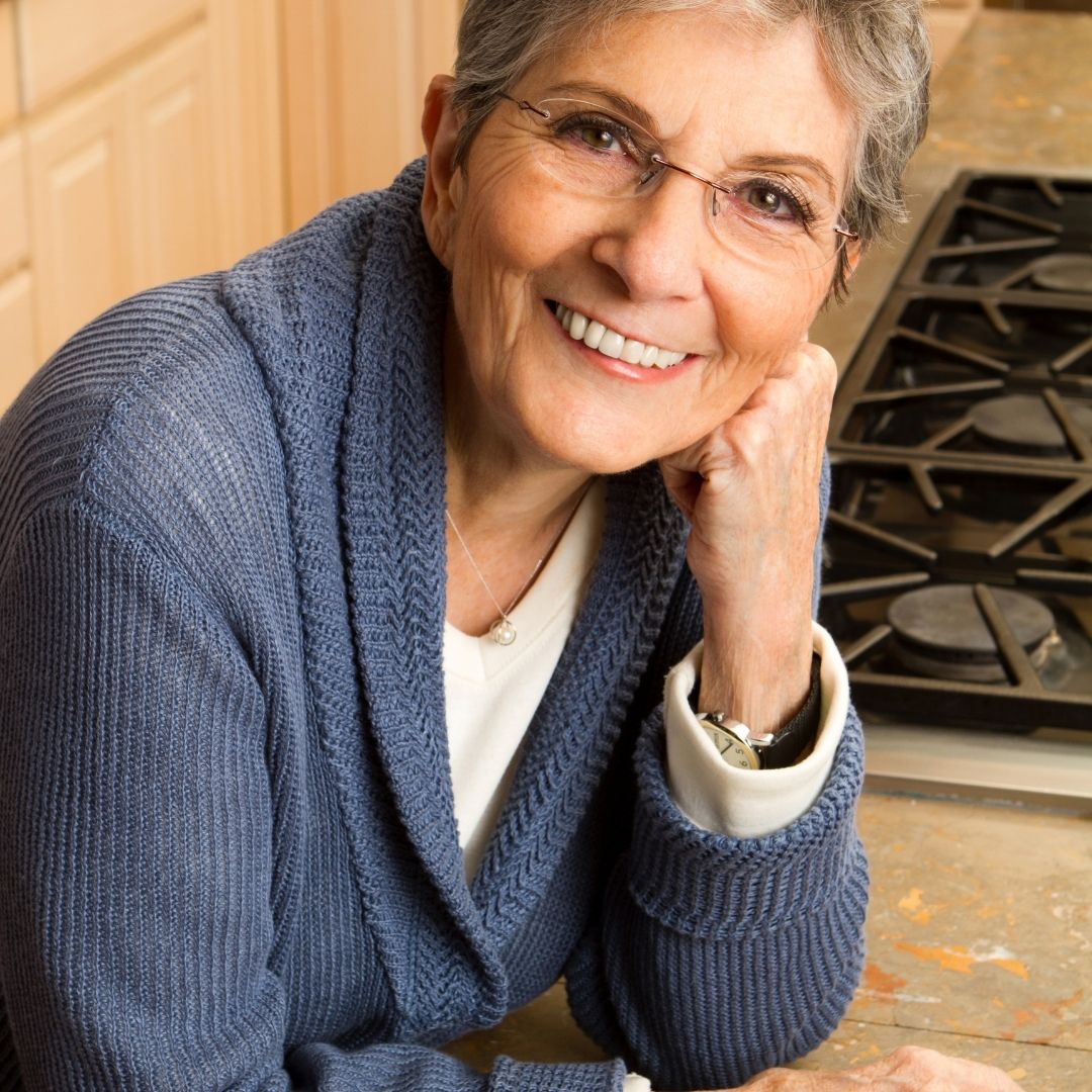 Glükliche ältere Dame